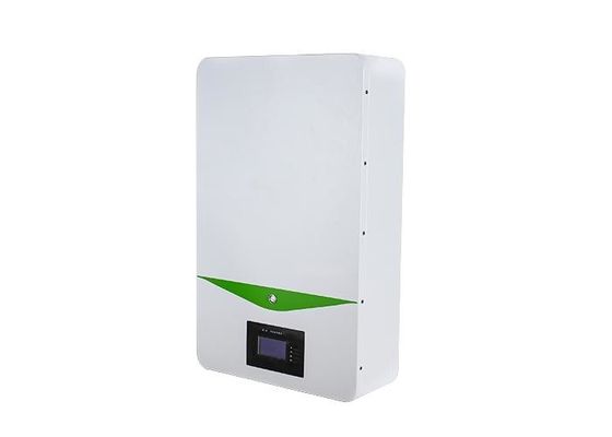 LCD表示が付いている壁に取り付けられたリチウム イオン電池の連続コマーシャル