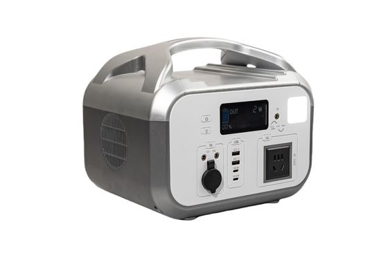 UL / CE 承認 576Wh AC 出力 パワー 3 時間以内に充電 携帯型太陽光発電所 LEDライト付き RV